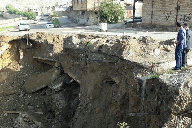 تخریب کانال سنگی خیابان ولیعصر پلدختر/ راه ارتباطی مردم قطع شد