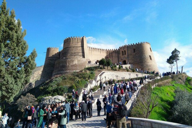 ۱۳ هزار گردشگر از قلعه فلک الافلاک بازدید کردند