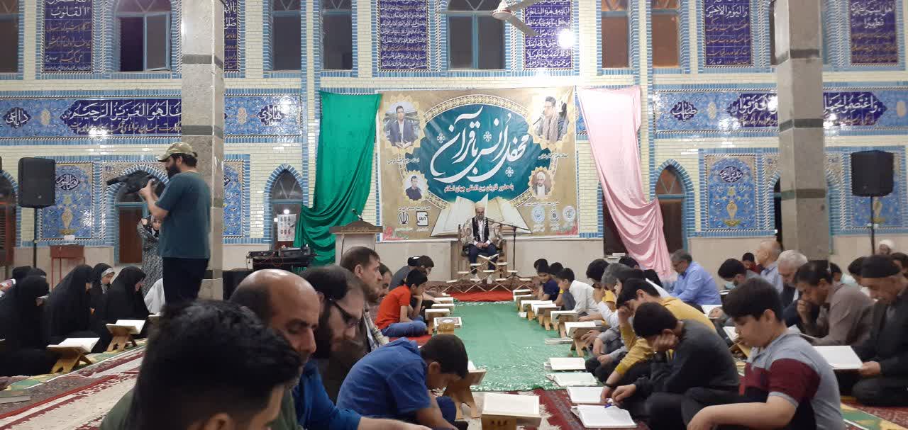 آیین اختتامیه برنامه‌های قرآنی ماه رمضان در لرستان برگزار شد/ لباس محلی لرستان بر قامت قاری افغانستانی 
